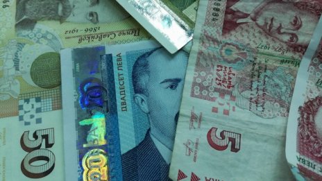 Българите спестяват повече пари, теглят по-малко заеми 