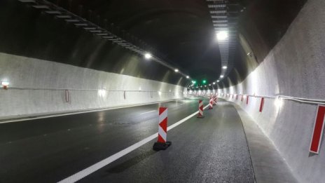 Аварирал автобус спря движението в тунел "Витиня" на "Хемус"
