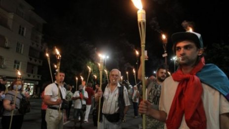 Трифонов не е на протестите, но събира одобрение