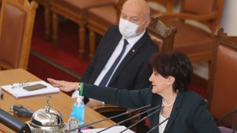 Цвета Караянчева свика извънредно заседание в НС