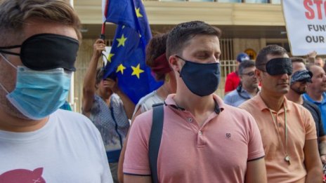 Със затворени очи протестиращи искат реакция от Берлин