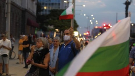 Недоволните от властта на протест, докато депутатите заседават 