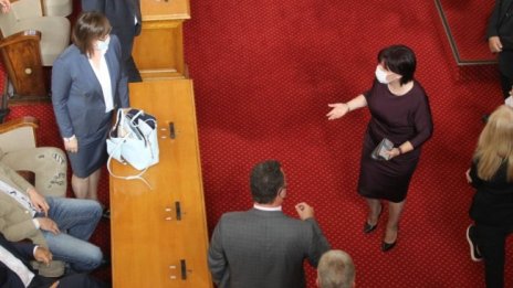 Нинова оцени: Управляващите си направиха ритуално самоубийство