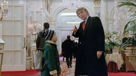 Режисьорът на "Сам вкъщи 2" иска да изреже сцената с Тръмп, но се страхува от депортация