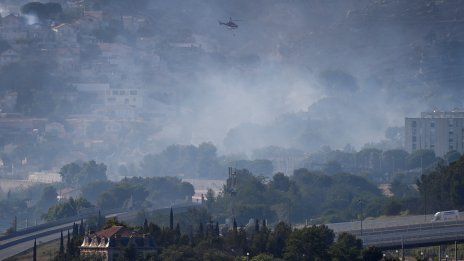 Горски пожар затвори летището в Марсилия, отменени са полети