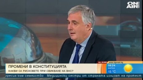 Темата с Конституцията отвлича внимание, смята Калфин