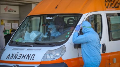 Най-сериозният проблем - медиците, които да се грижат за болни от вируса