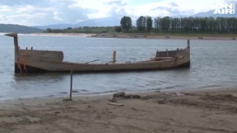Реплика на тракийски кораб радва в язовир "Копринка"