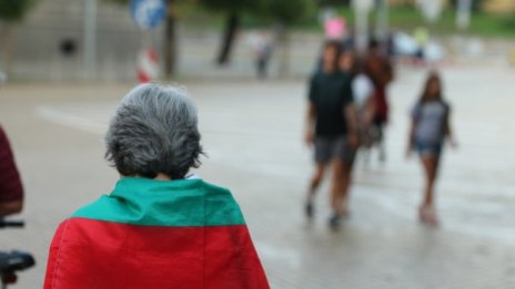 Поредна вечер на протест: Около стотина души са пред президентството