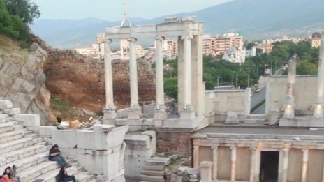 Арестуваха известен пловдивски лекар за фалшиви болнични