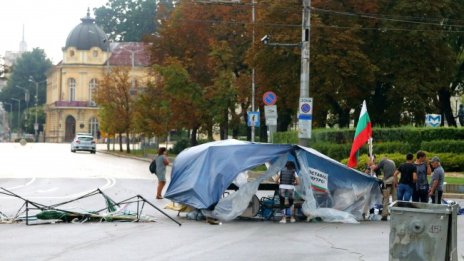 Вятърът и бурята в София събориха шатрите пред Ректората