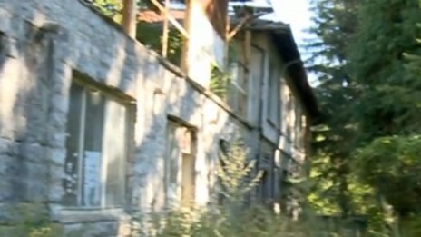 Жители на Костенец на протест, искат възстановяване на банята си