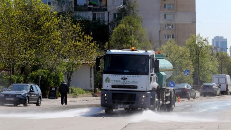 Дезинфекцират и мият спирки и улици в София