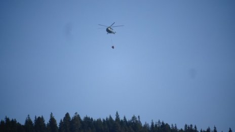 Хеликоптер Ми-17 се включи в гасенето на пожара край Селиминово