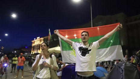 Хората на улицата от ляво и от дясно, но лидери няма