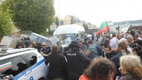 Под обсада: Пред бившия партиен дом летят яйца, недоволни атакуваха бус