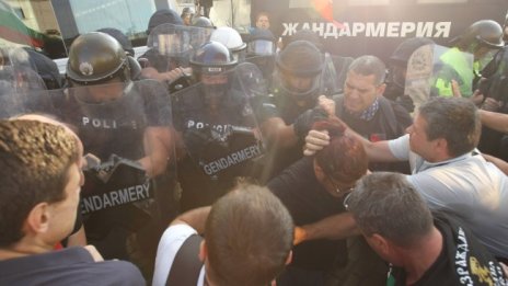 Протестиращите пробват да нахлуят в Партийния дом