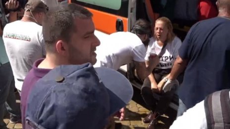 Лекари оказват помощ на обгазени протестиращи
