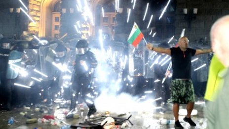 Полицията изтласка протестиращите, водно оръдие е на позиция