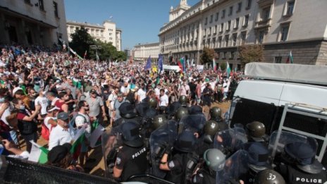 БСП преброи 100 000 души на протестите, при това млади, а не лумпени