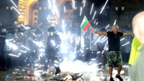 ЕК следи за употребата на сила по време на протестите