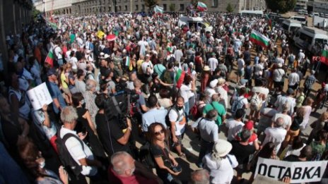 Протестът в 57-ия ден: Отново блокада в центъра на София