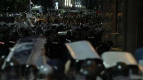 Борисов и Радев се делегитимират един друг
