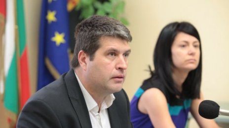 Данъчни влязоха в складовете на "Хиполенд" в Казичене 