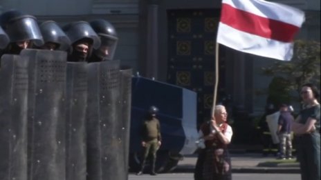 75-годишната Нина, която се изправя лице в лице с полицията на Лукашенко