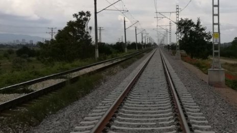 Влак удари автомобил край Две Могили