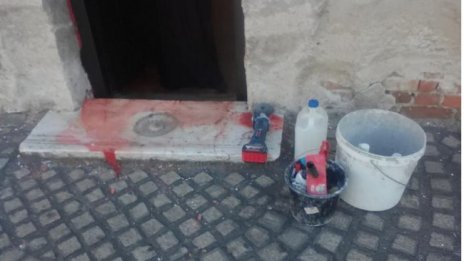 Активисти на ВМРО изчистиха боята от църквата "Св. Петка Самарджийска"