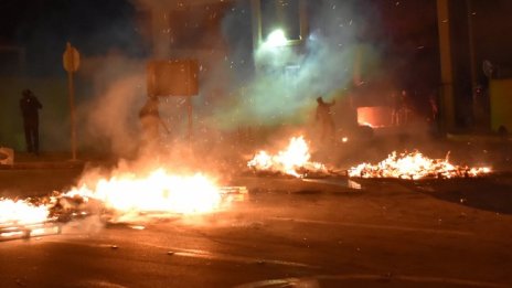 Пожари горят на остров Лесбос, евакуират бежанци