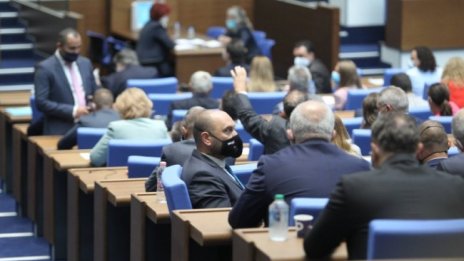 С протест под прозорците и викове "Оставка" депутатите работиха 2 часа 