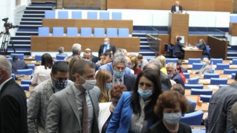 Депутатите напуснаха без проблеми парламента