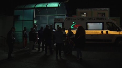 Санитари от болницата в Ямбол пренасят пациенти в... мушами