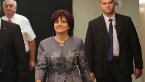 Машини във всяка секция за парламентарния вот, обеща Караянчева