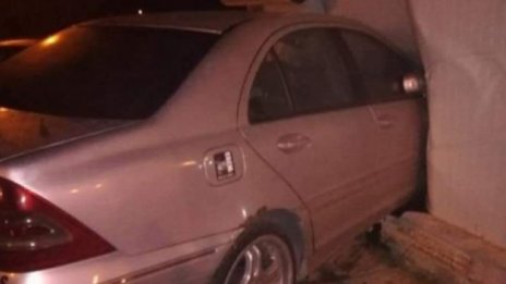 "Мерцедес" се заби в магазин, продавачът в тежко състояние
