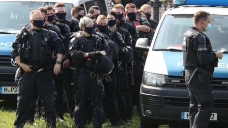 29 германски полицаи уволнени, споделяли снимки на Хитлер