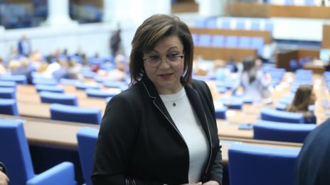 Нинова vs Борисов: Взима заеми да ги пилее през прозореца на джипа 