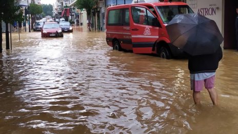 Двама души са загинали при силната буря в централна Гърция