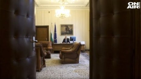 Какво стои зад оставката на началника на кабинета на Румен Радев?