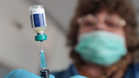 Четирима от всеки пет, заразени с COVID-19, развиват и симптоми