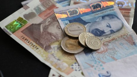 В условия на криза българите кътат все по-малко средства
