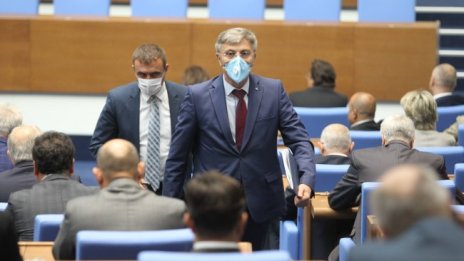 Депутатите питат, министър отговаря: Носете си маските в НС!