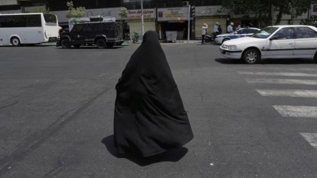 Екзекутират иранка, обвинена за убийството на съпруга си