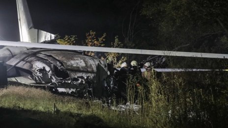 Военен самолет се разби в Украйна, 25 души загинаха