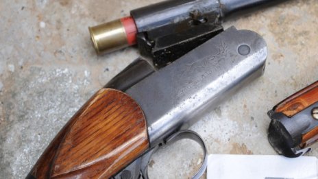 Задържаха братя за незаконно оръжие и боеприпаси в село Славяново