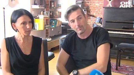 Заедно, но разделени: Как родители с COVID предпазиха децата си