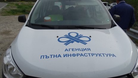 Шофьори на автобуси протестират срещу разбит път 