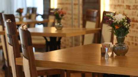 Бизнесът със заведенията с обороти наполовина